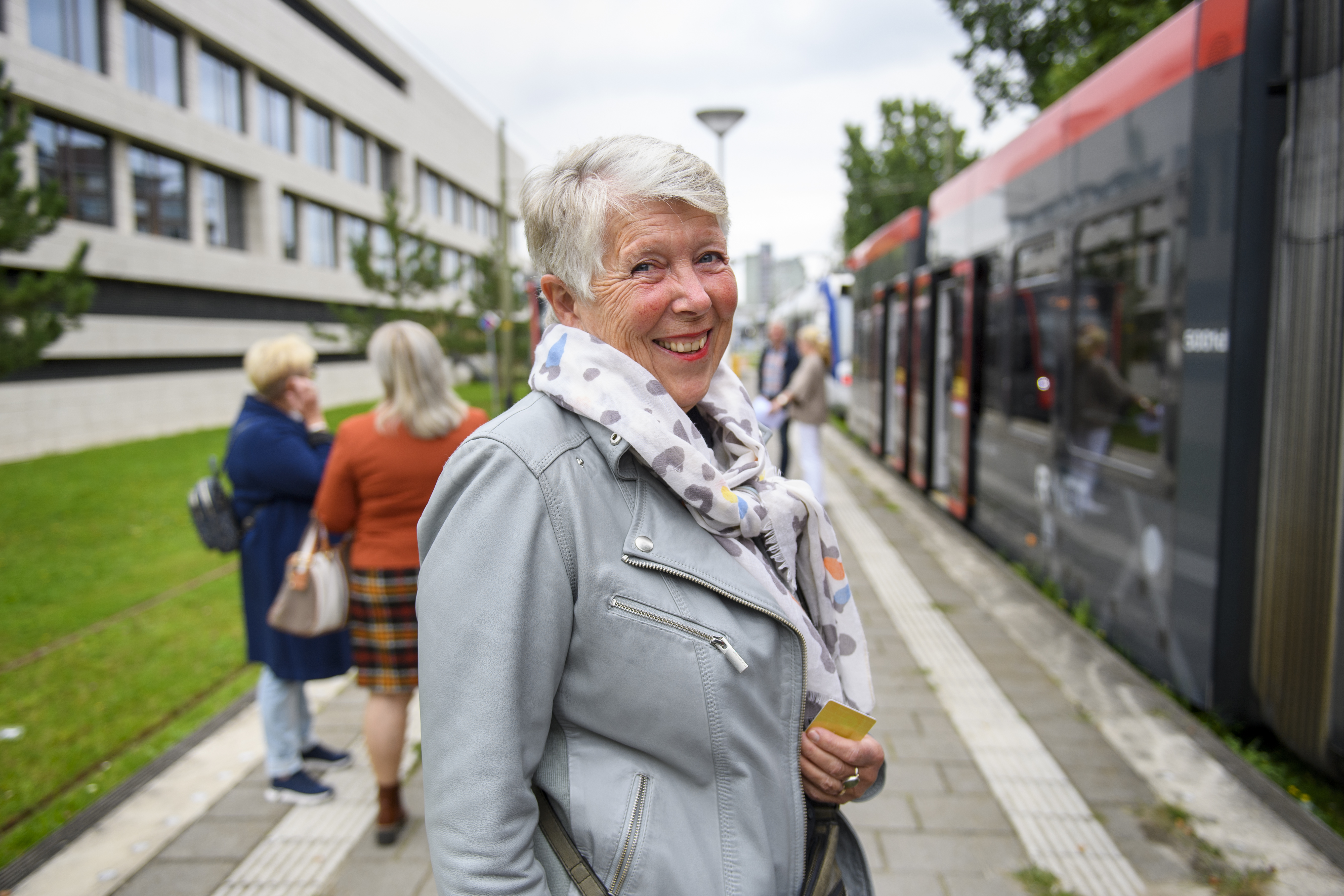 Reiziger Vrouw op tramhalte naast HTM tram