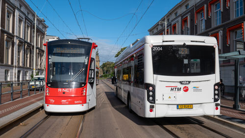 Avenio rood-wit en elektrische bus VDL naast elkaar Avenio rood-wit en elektrische bus VDL naast elkaar