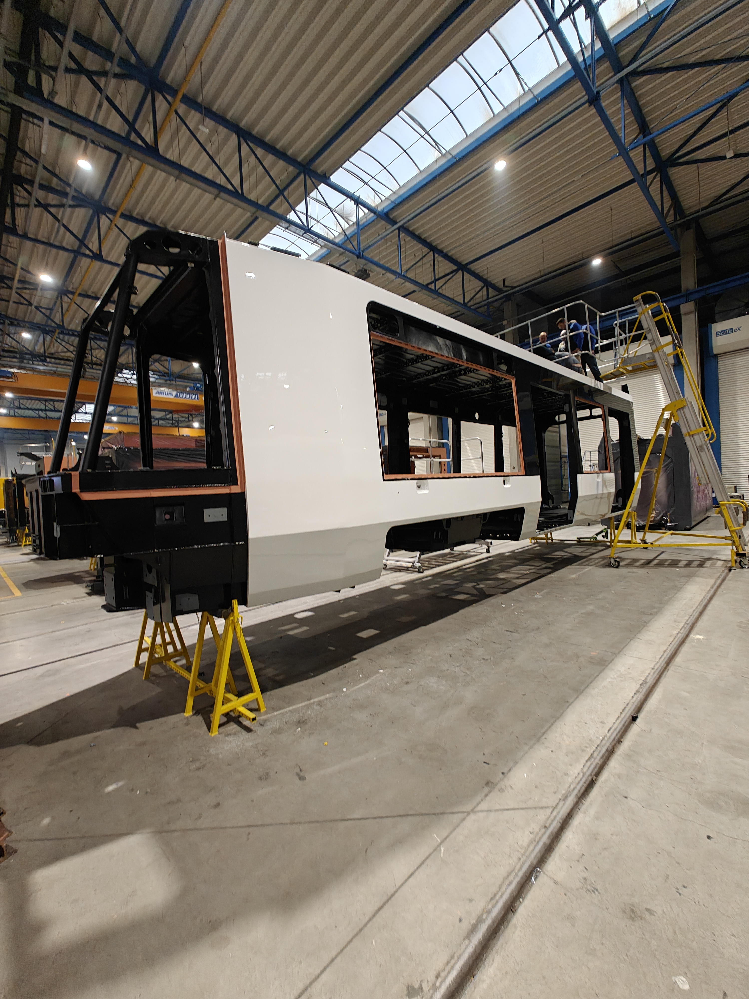 stalen wagenbak van de TINA-tram van HTM in de fabriek in Polen