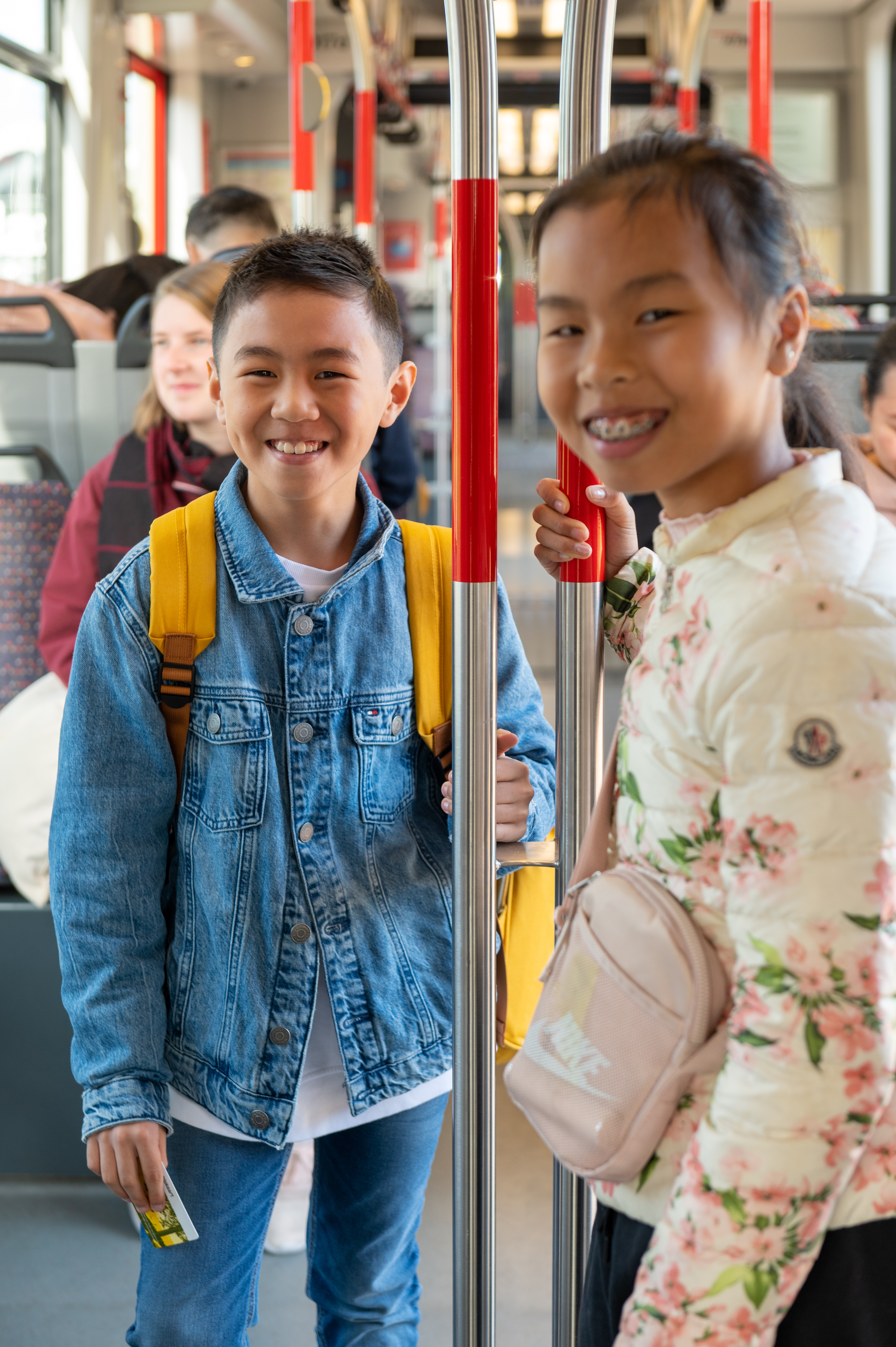 Kinderen staan in HTM tram en lachen naar de camera