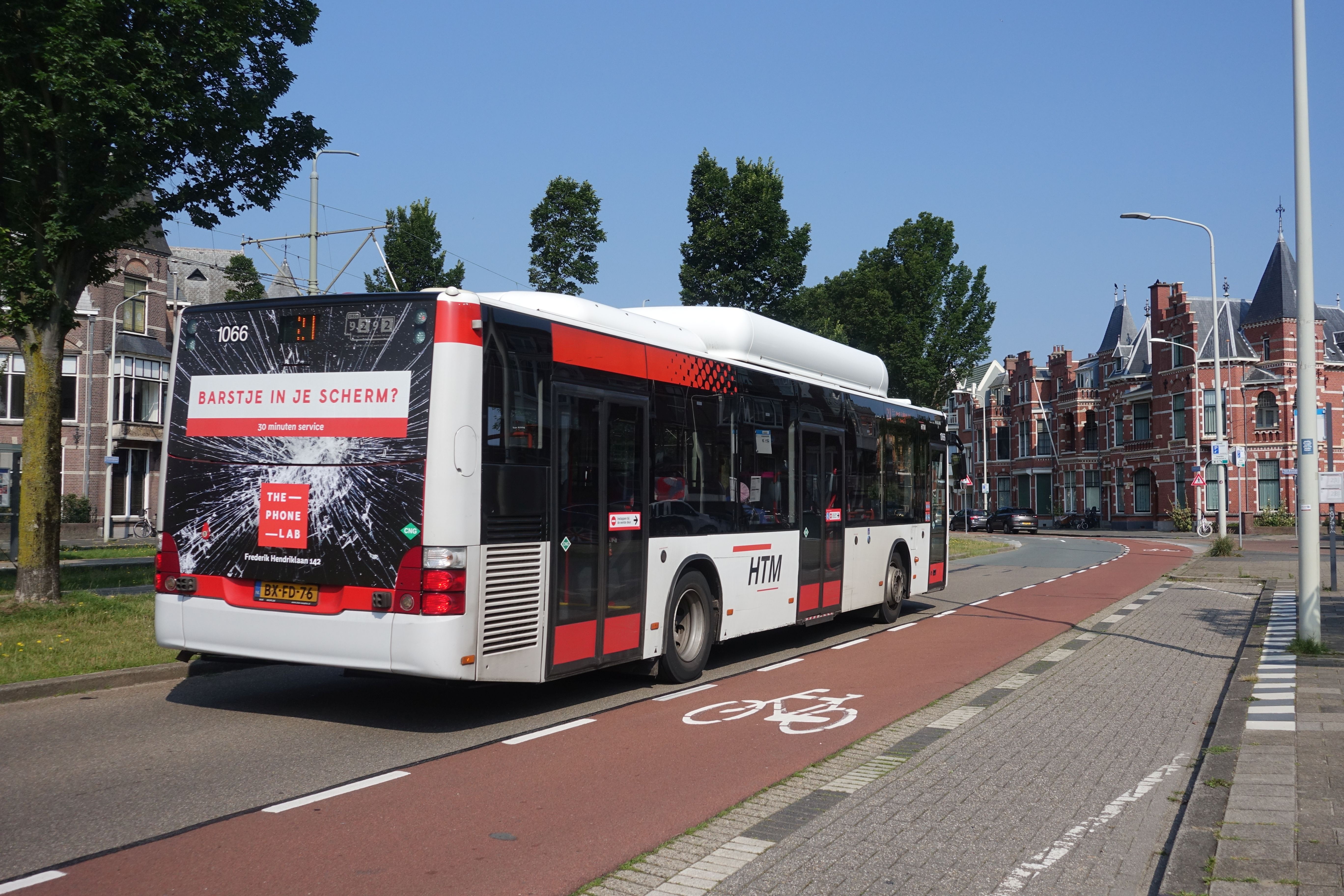 HTM bus The Phone Lab met advertentie