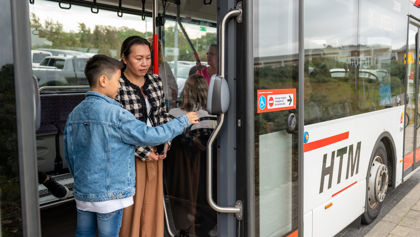 Vrouw en kind checken uit HTM reizigers checken uit met OV-chipkaart