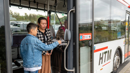 Vrouw en kind checken uit HTM reizigers checken uit met OV-chipkaart
