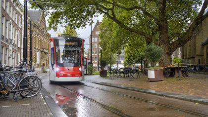 Wit met rode tram in Den Haag Wit met rode HTM tram rijdt in Den Haag