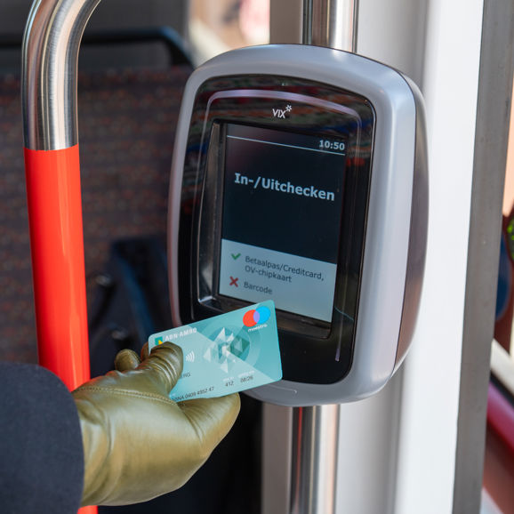 Reiziger checkt uit met pinpas Reiziger checkt uit met OV-pay