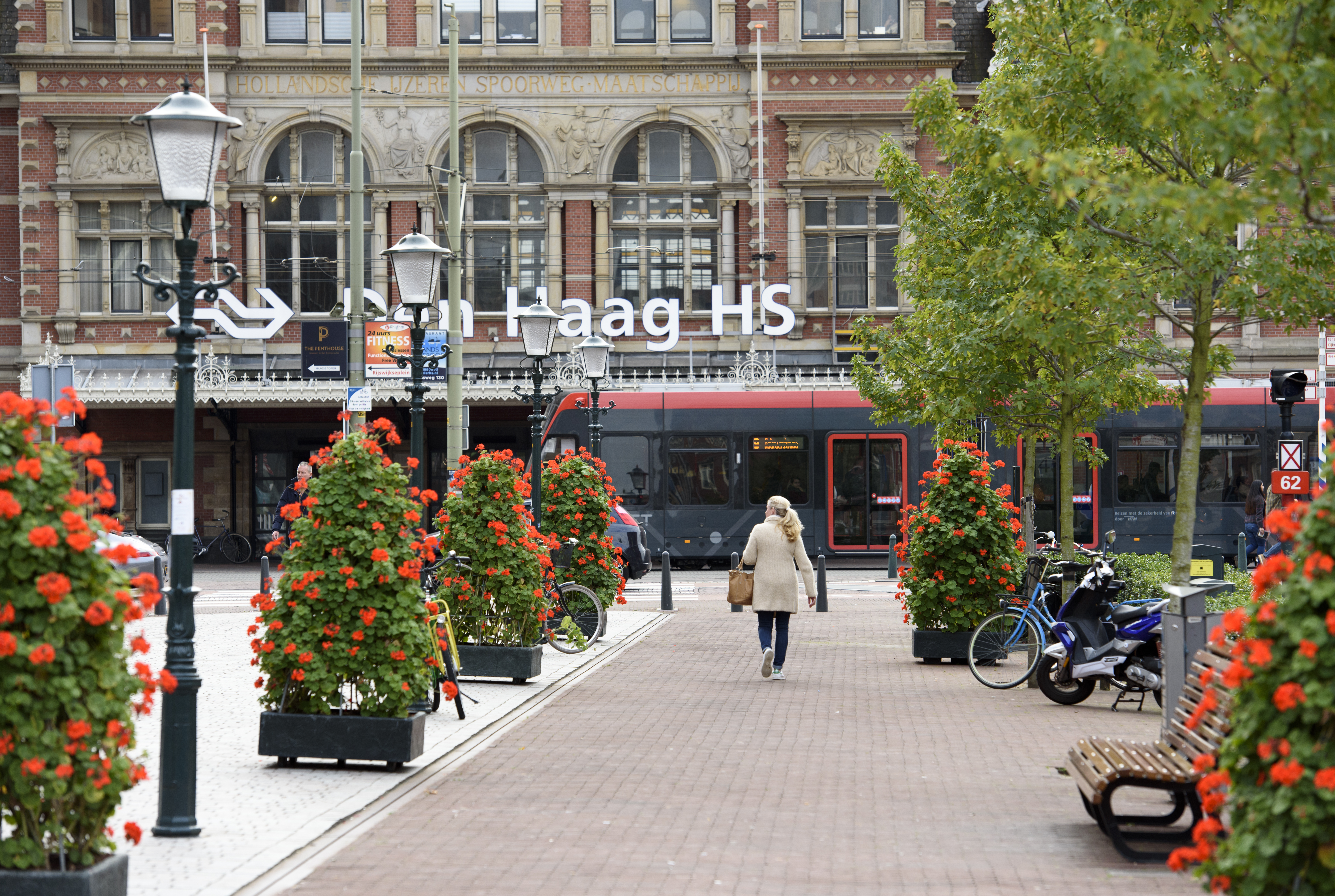 HTM Avenio tram rijdt voor Hollands spoor