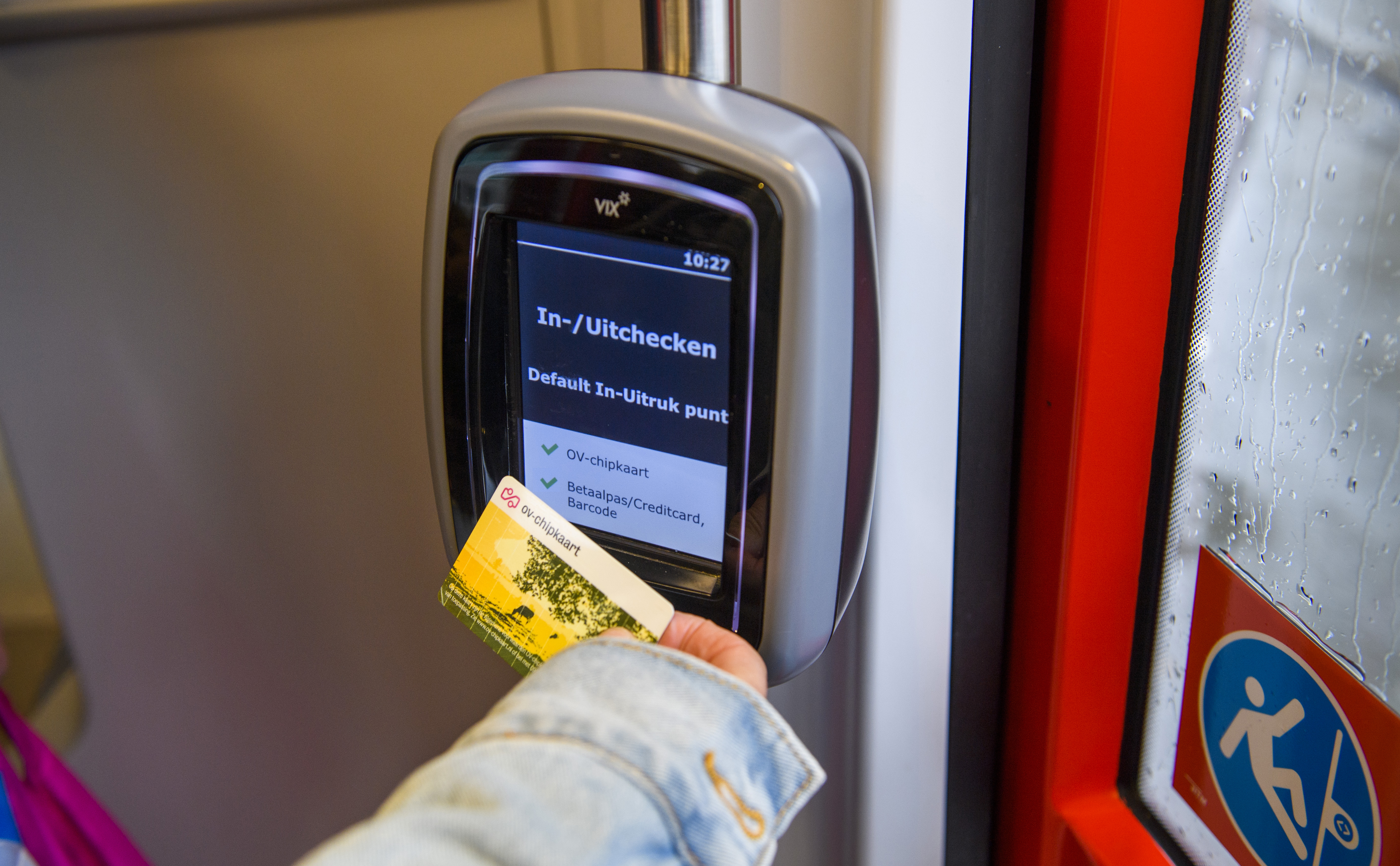 HTM reiziger checkt in met OV-chipkaart in HTM tram