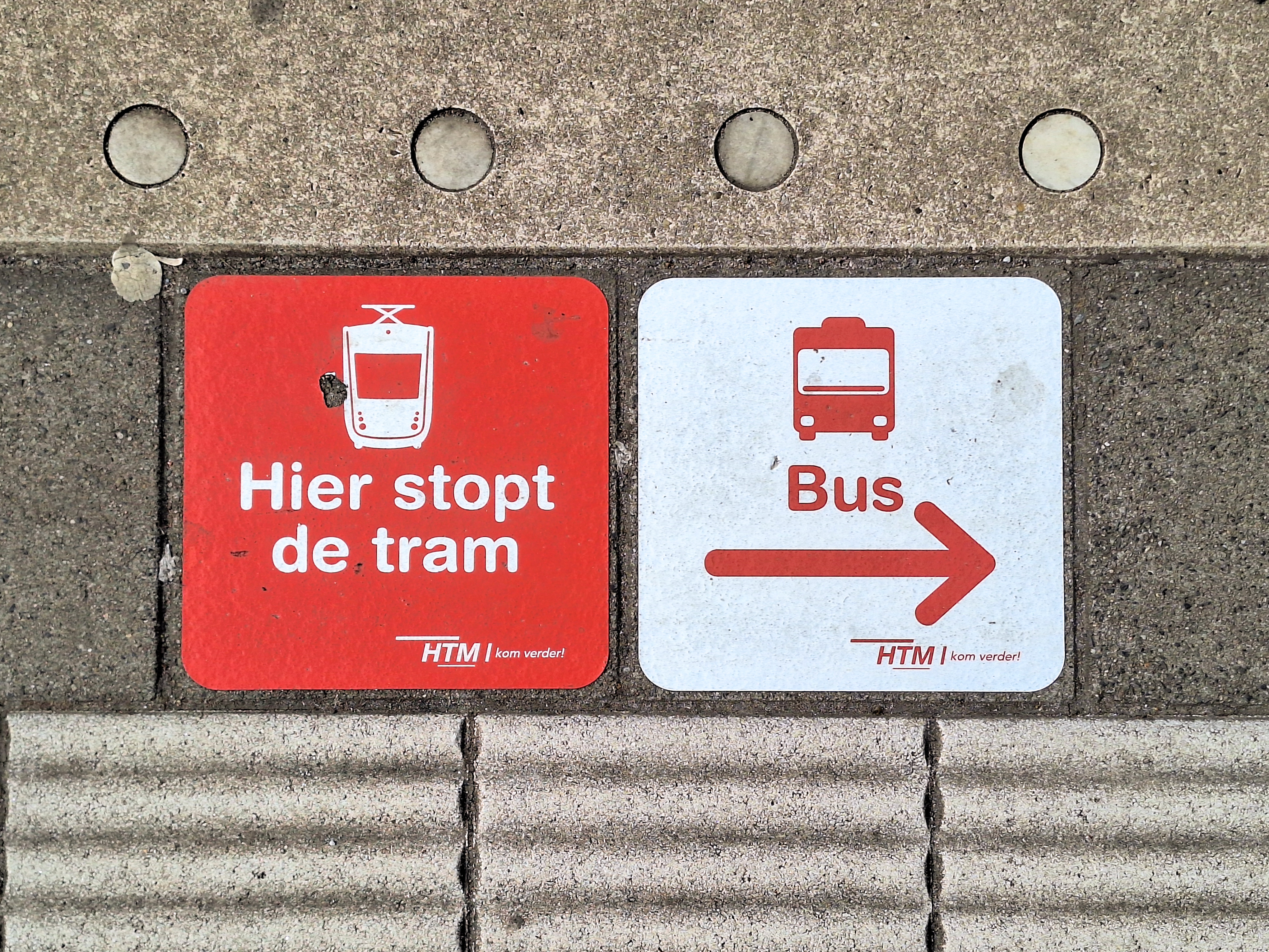 HTM haltetegel die weergeeft waar een persoon moet staan als hij uitstapt voor tram of bus