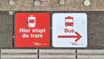 HTM haltetegel die weergeeft waar een persoon moet staan als hij uitstapt voor tram of bus HTM haltetegel die weergeeft waar een persoon moet staan als hij uitstapt voor tram of bus