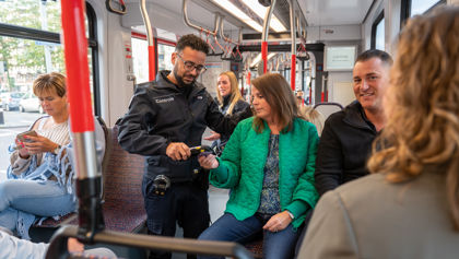 Vrouw wordt gecontroleerd in HTM tram Vrouw wordt gecontroleerd in HTM tram