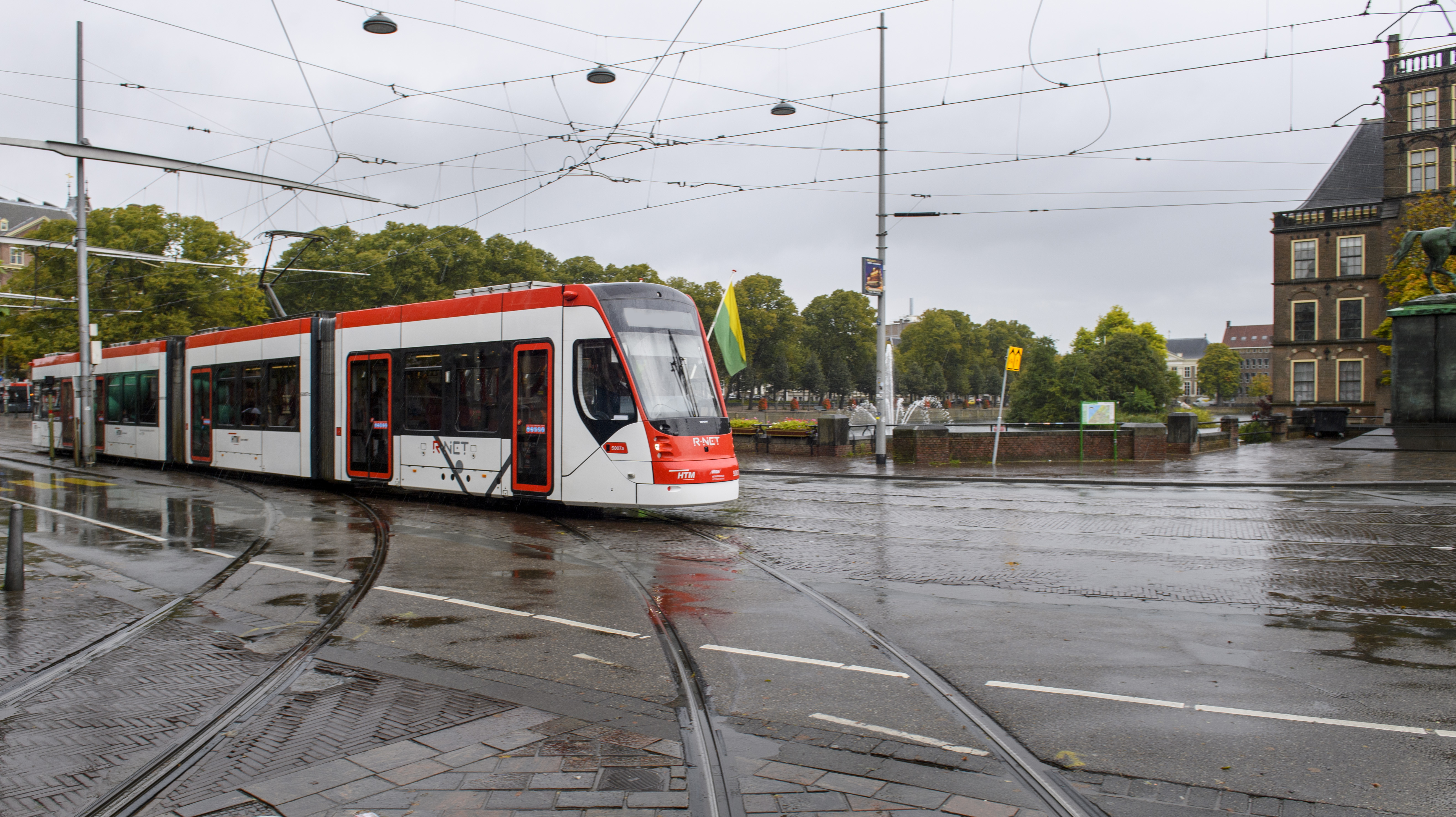 Wit met rode HTM tram rijdt bij Hofvijver Den Haag