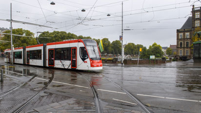 Wit met rode tram rijdt bij hofvijver Wit met rode HTM tram rijdt bij Hofvijver Den Haag