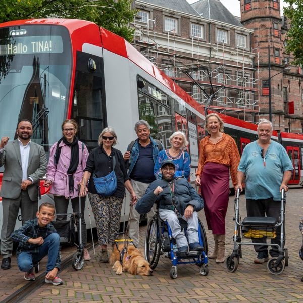 Vertegenwoordigers van de stichting Voorall staan samen met Thea de Vries, algemeen directeur HTM en wethouder Mahmood voor de TINA-tram Vertegenwoordigers van de stichting Voorall staan samen met Thea de Vries, algemeen directeur HTM en wethouder Mahmood voor de TINA-tram