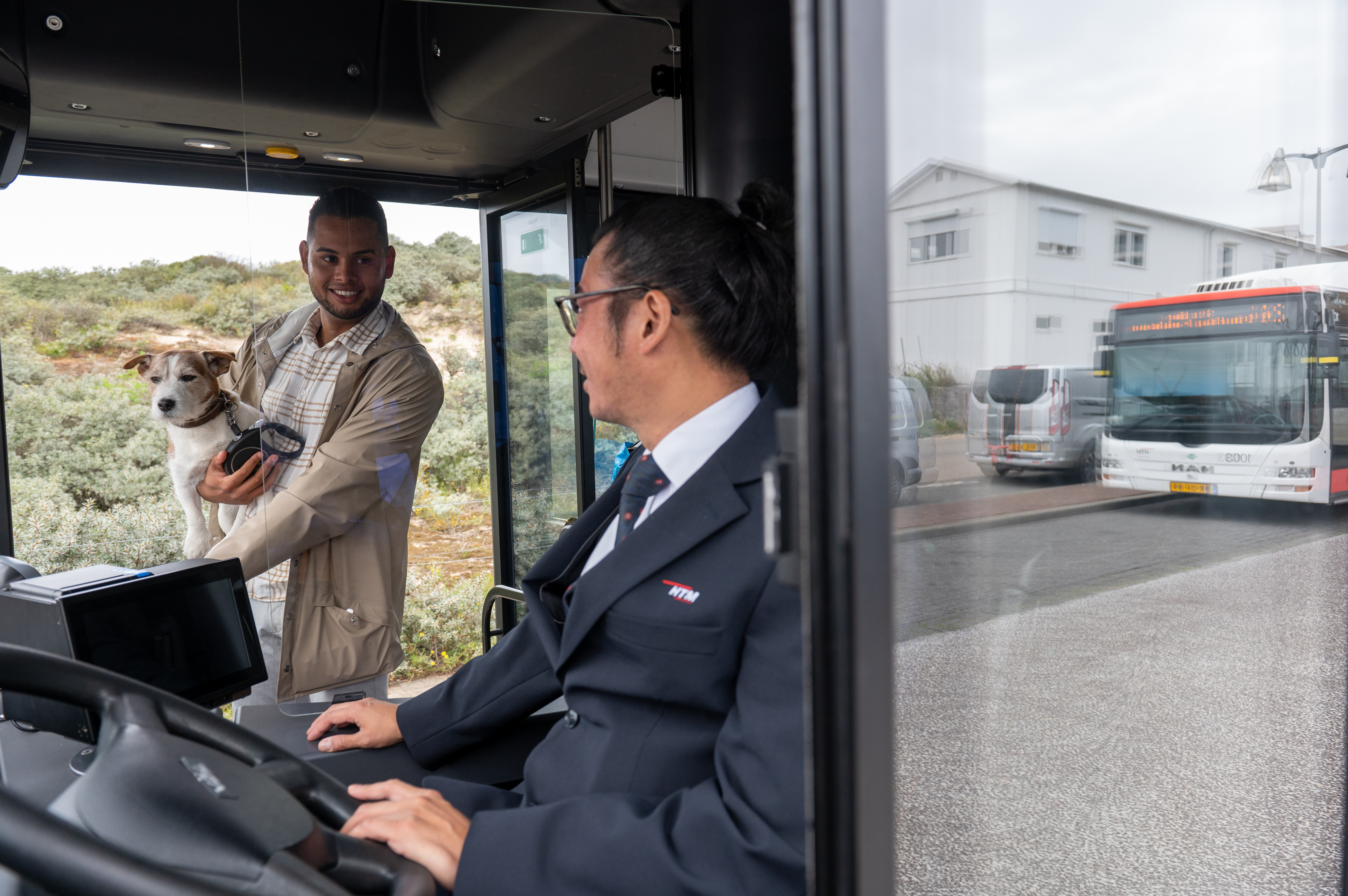 Buschauffeur verwelkomt reiziger