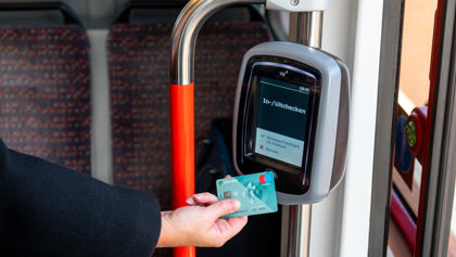 Reiziger checkt uit met pinpas Reiziger checkt uit met OV-pay