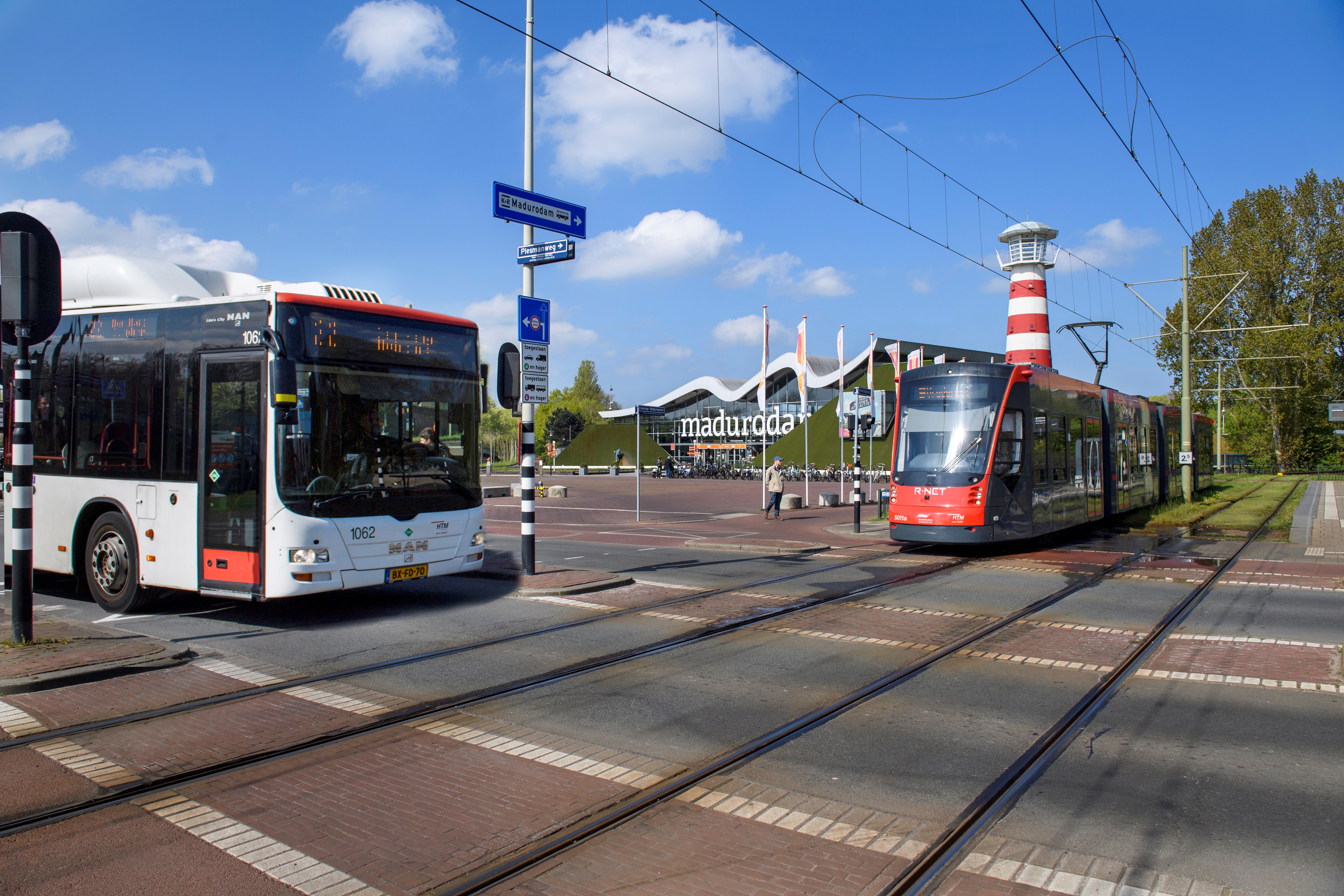 HTM bus en rood/grijze Avenio tram kruisen elkaar bij Madurodam