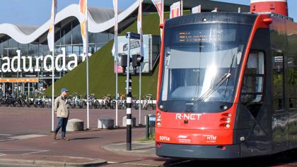HTM bus en rood/grijze Avenio tram kruisen elkaar bij Madurodam HTM bus en rood/grijze Avenio tram kruisen elkaar bij Madurodam