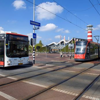 HTM bus en rood/grijze Avenio tram kruisen elkaar bij Madurodam HTM bus en rood/grijze Avenio tram kruisen elkaar bij Madurodam