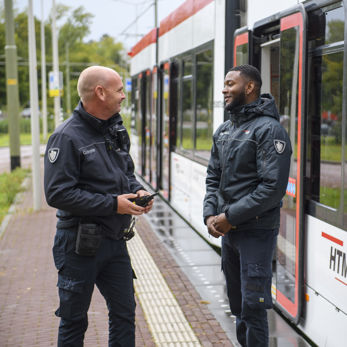 BOA controleurs praten naast tram HTM BOA controleurs praten naast HTM tram
