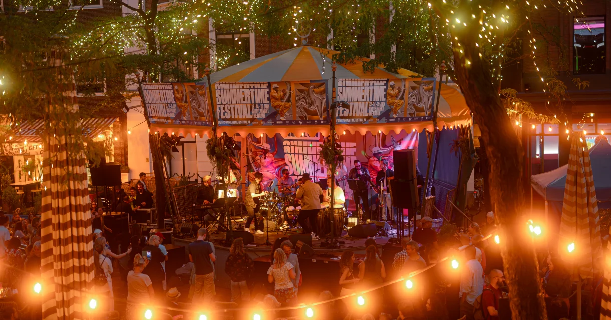 foto van een podium op het summertime festival