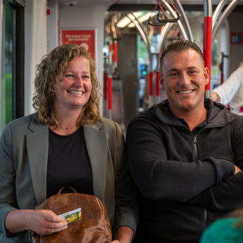 Reizigers zitten in HTM tram Reizigers zitten in HTM tram en kijken naar de camera