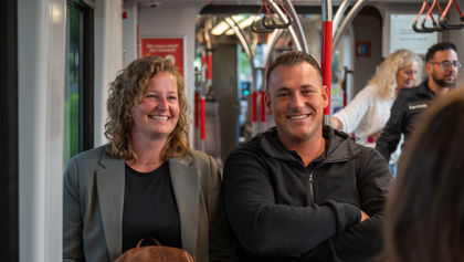 Reizigers zitten in HTM tram Reizigers zitten in HTM tram en kijken naar de camera