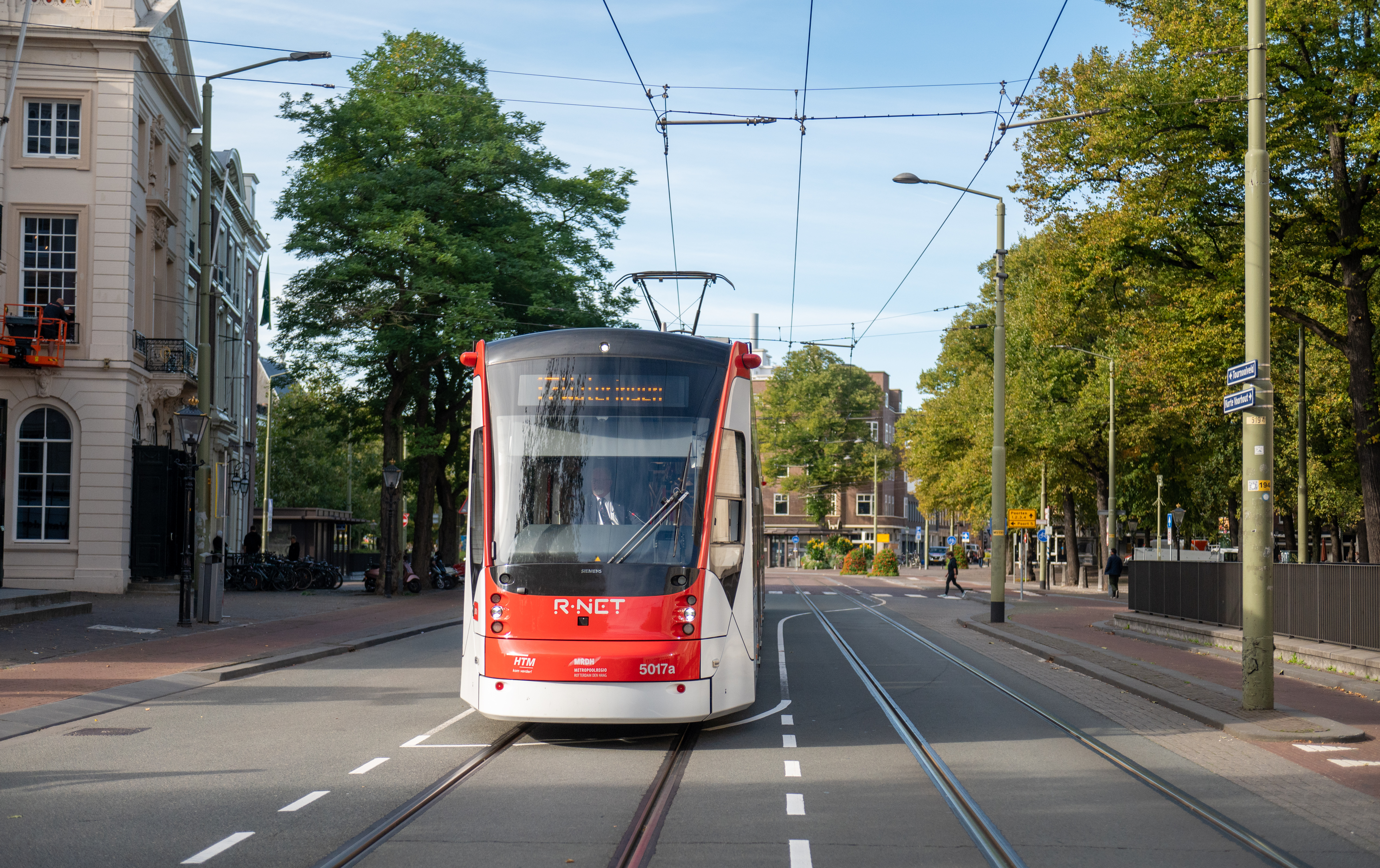 HTM Avenio wit-rood op het Korte Voorhout