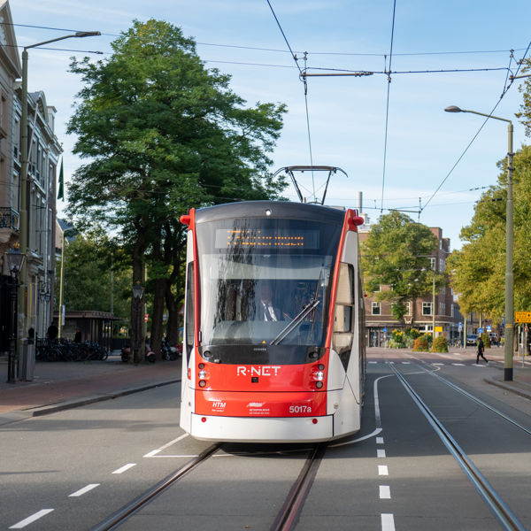 Vooraanzicht Aveniotram bij de Koninklijke Schouwburg in Den Haag HTM Avenio wit-rood op het Korte Voorhout
