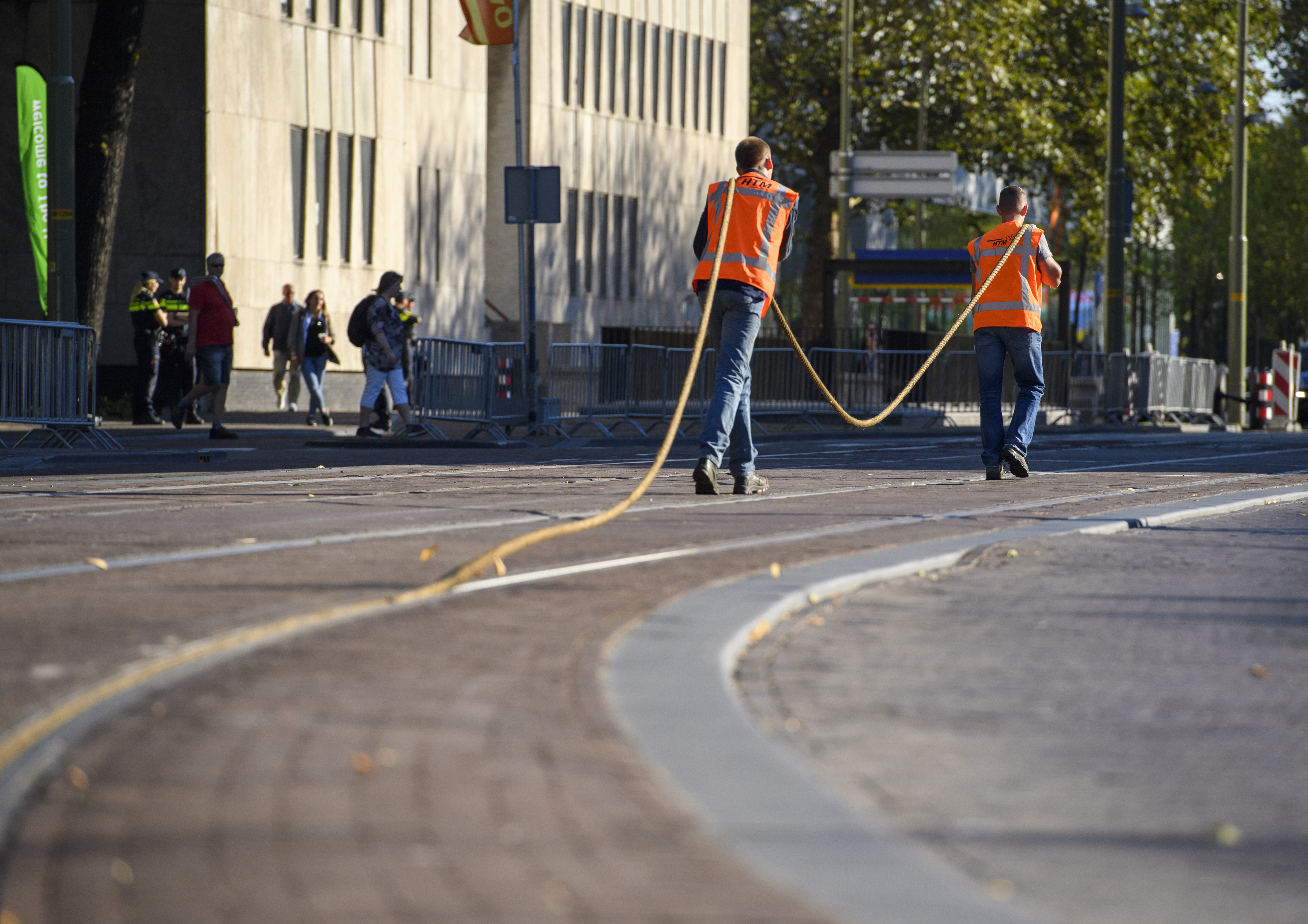 HTM medewerkers leggen touwen in rails tijdens prinsjesdag