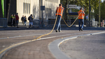 HTM medewerkers leggen touwen in rails tijdens prinsjesdag HTM medewerkers leggen touwen in rails tijdens prinsjesdag
