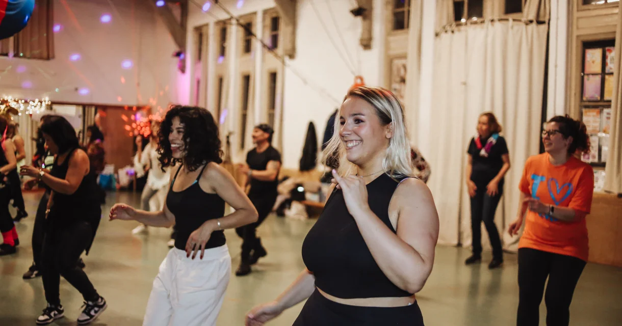 2 dansende meiden op latin muziek