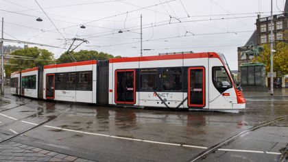 Wit met rode tram in Den Haag Wit met rode HTM tram rijdt in Den Haag