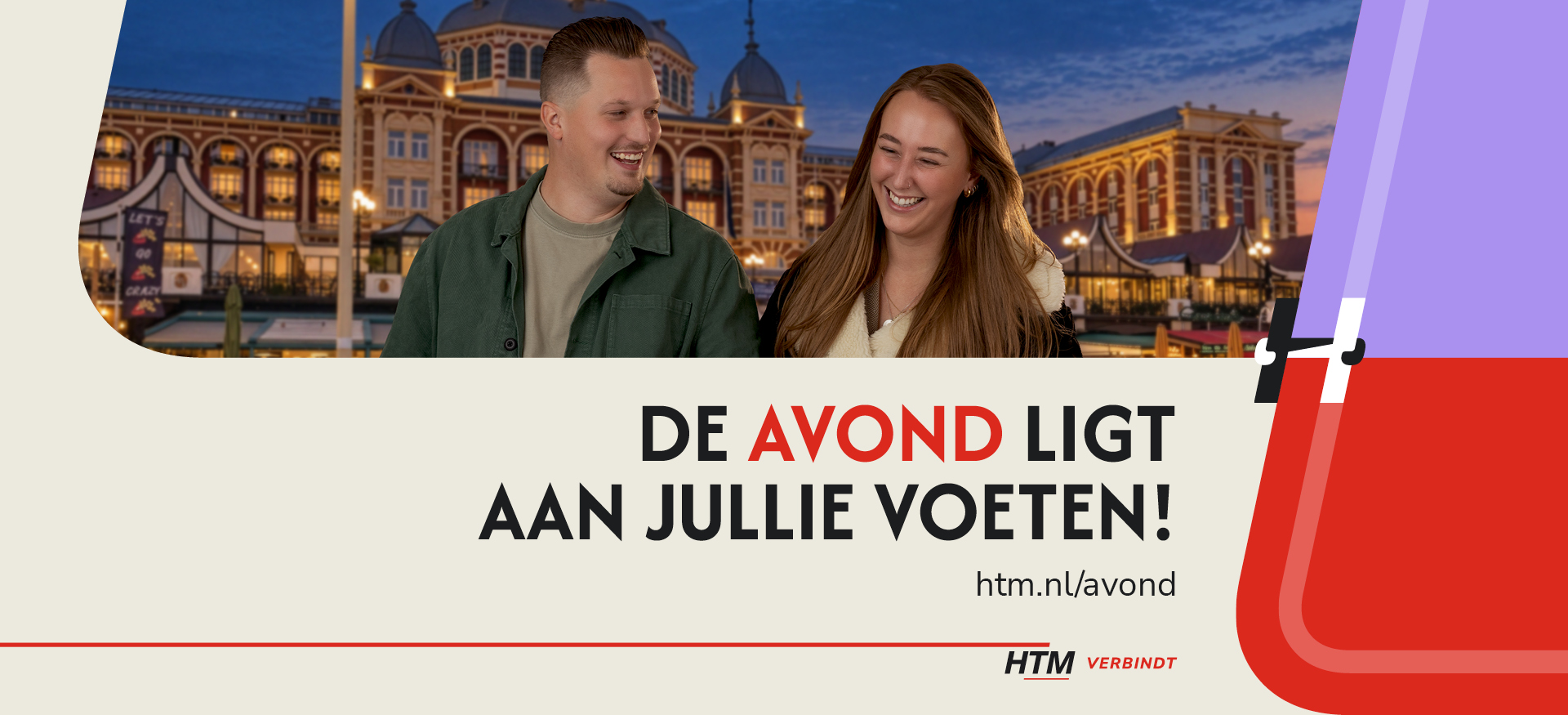 Man en vrouw lopen hand in hand voor het kurhaus