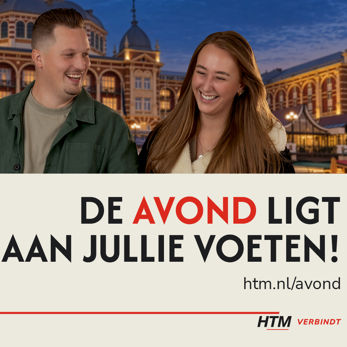 Man en vrouw lopen hand in hand voor het kurhaus Man en vrouw lopen hand in hand voor het kurhaus