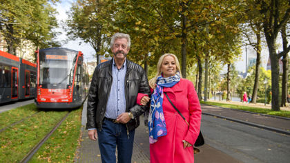 Reizigers Avenio lopen naast HTM tram Reizigers Avenio lopen naast HTM tram