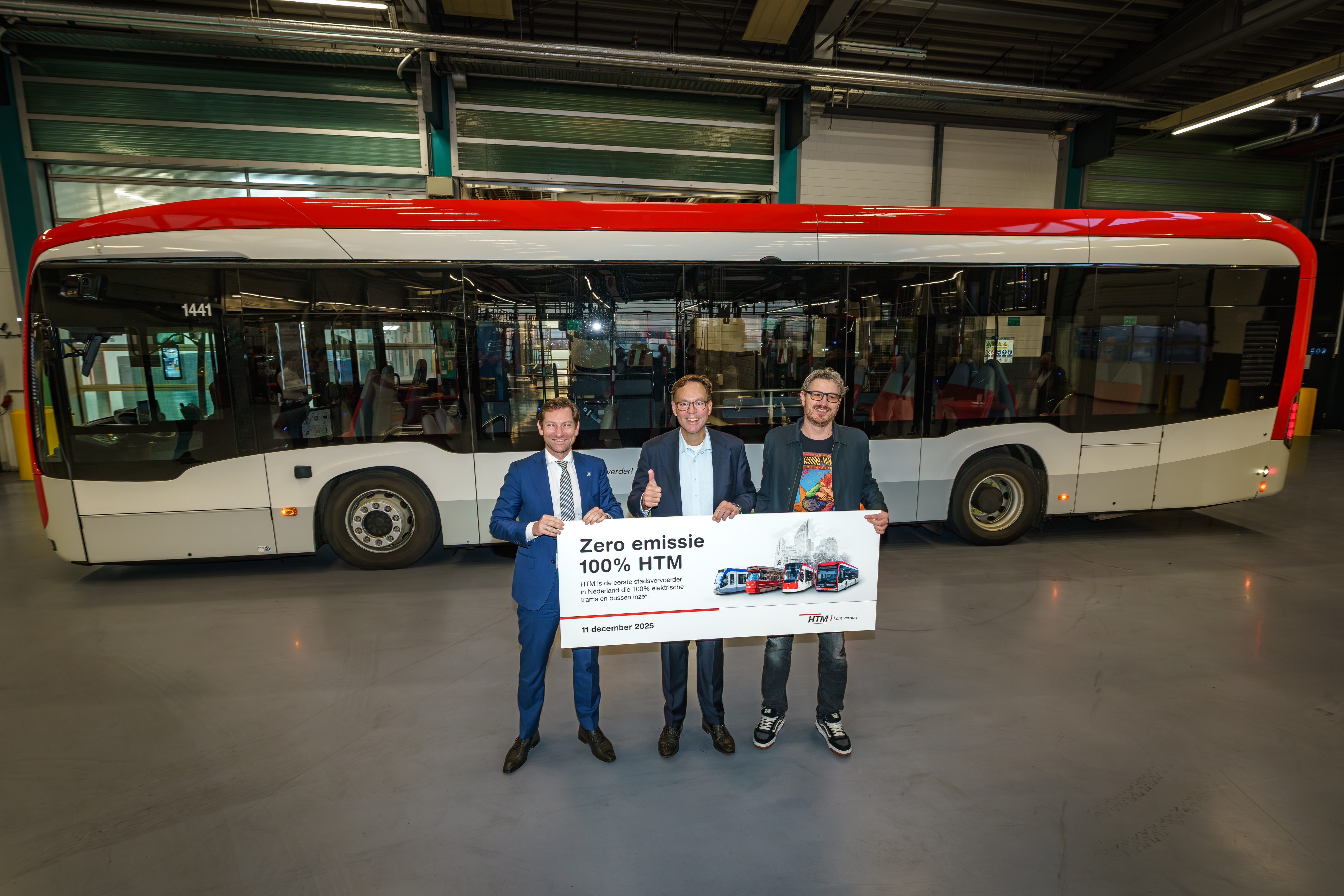 Van links naar rechts staan voor een eCitaro bus: regiobestuurder MRDH Jeffrey Keus, HTM directeur `Jaap Bierman en wethouder mobiliteit Den Haag Arjen Kapteijns