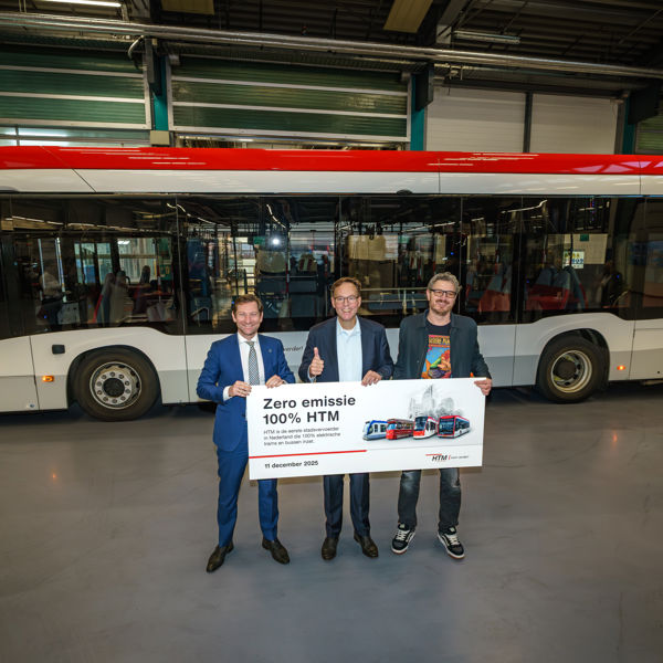 Van links naar rechts staan voor een eCitaro bus: regiobestuurder MRDH Jeffrey Keus, HTM directeur `Jaap Bierman en wethouder mobiliteit Den Haag Arjen Kapteijns Van links naar rechts staan voor een eCitaro bus: regiobestuurder MRDH Jeffrey Keus, HTM directeur `Jaap Bierman en wethouder mobiliteit Den Haag Arjen Kapteijns