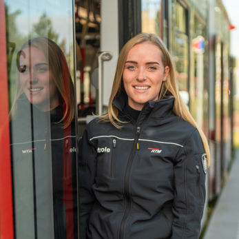 BOA controleur staat in deuropening HTM tram BOA controleur staat in deuropening HTM tram en lacht naar de camera