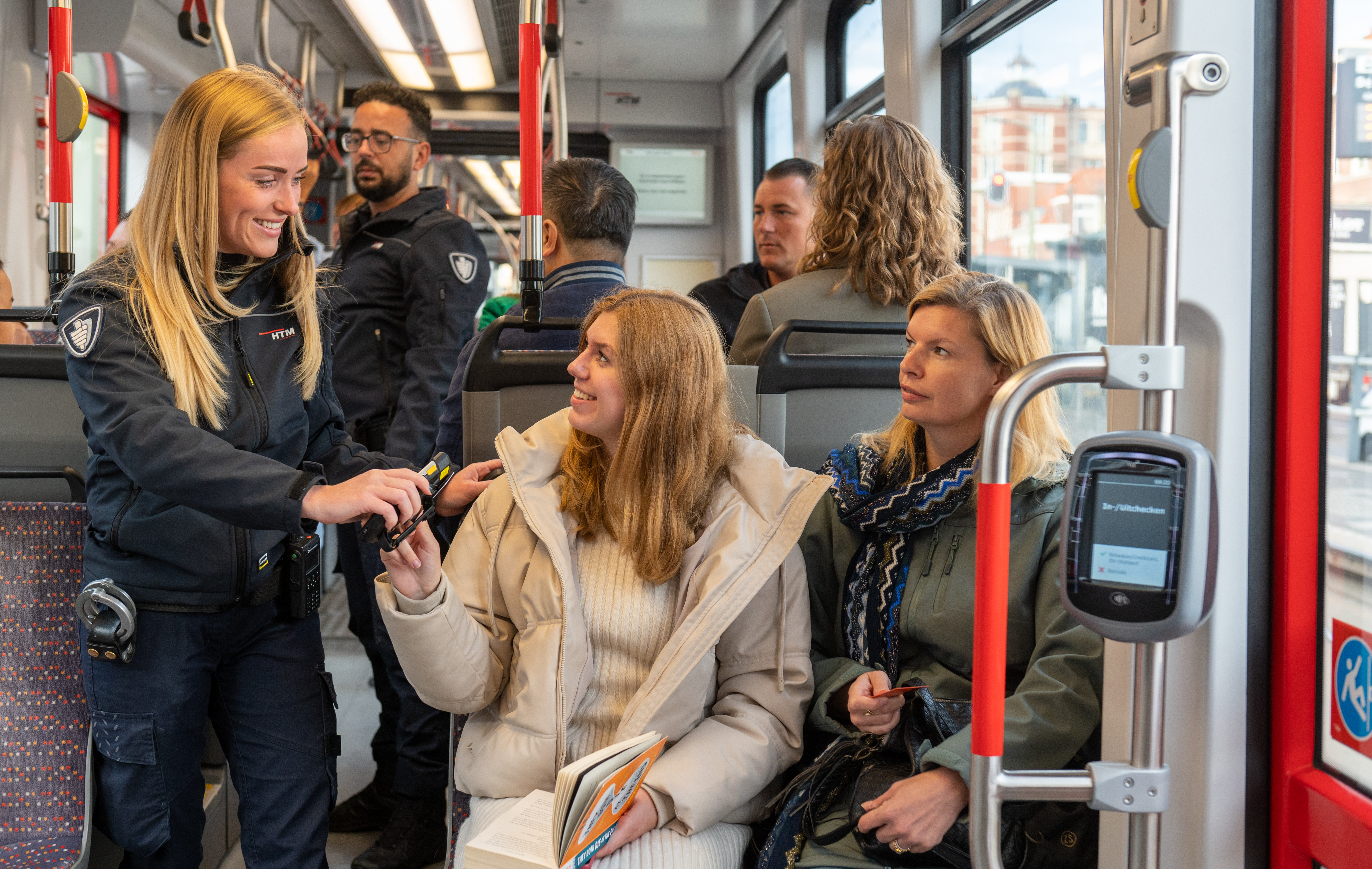 Vrouw wordt gecontroleerd in HTM tram