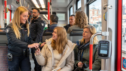Vrouw wordt gecontroleerd in HTM tram Vrouw wordt gecontroleerd in HTM tram