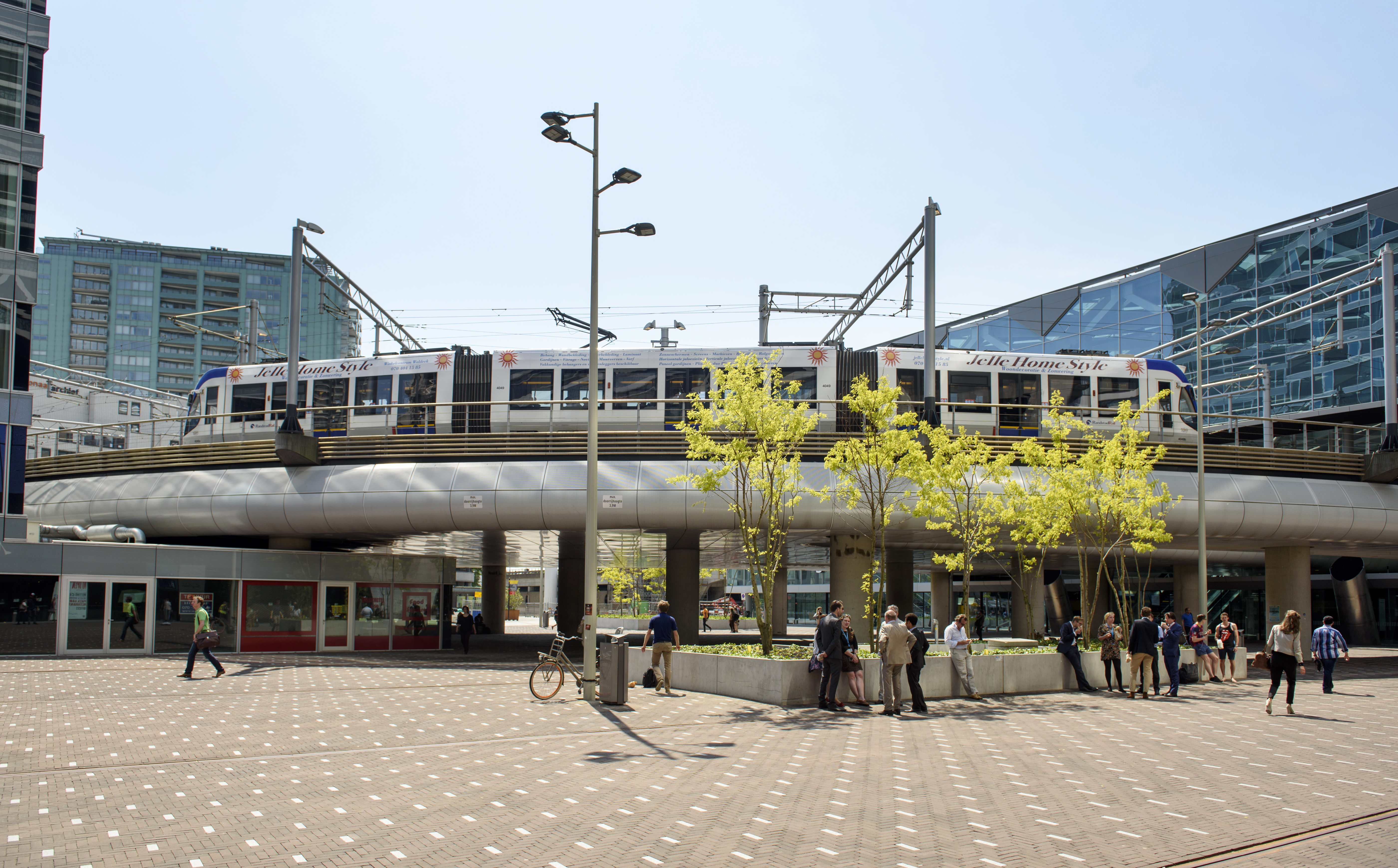 Randstadrail rijdt het station Den Haag Centraal in