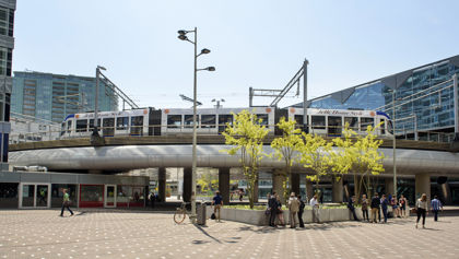 Randstadrail rijdt richting het tramplatform station Den Haag Centraal Randstadrail rijdt het station Den Haag Centraal in