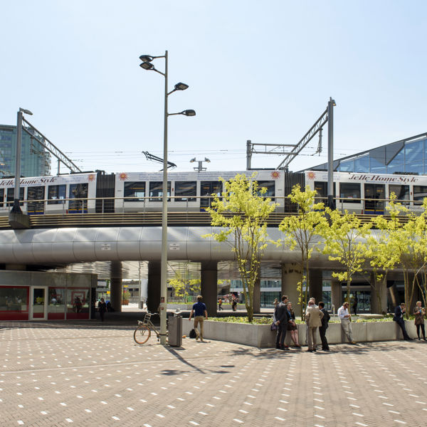 Randstadrail rijdt richting het tramplatform station Den Haag Centraal Randstadrail rijdt het station Den Haag Centraal in