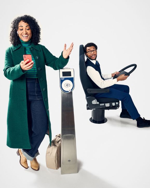 Vrouw met telefoon in haar hand is blij dat ze kan reizen met OVpay Vrouw met telefoon in haar hand is blij dat ze kan reizen met OVpay