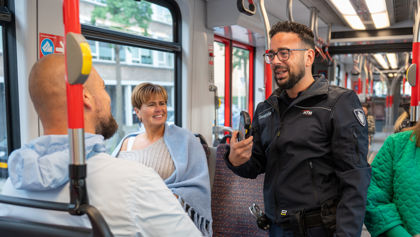 Man wordt gecontroleerd in HTM tram Man wordt gecontroleerd in HTM tram