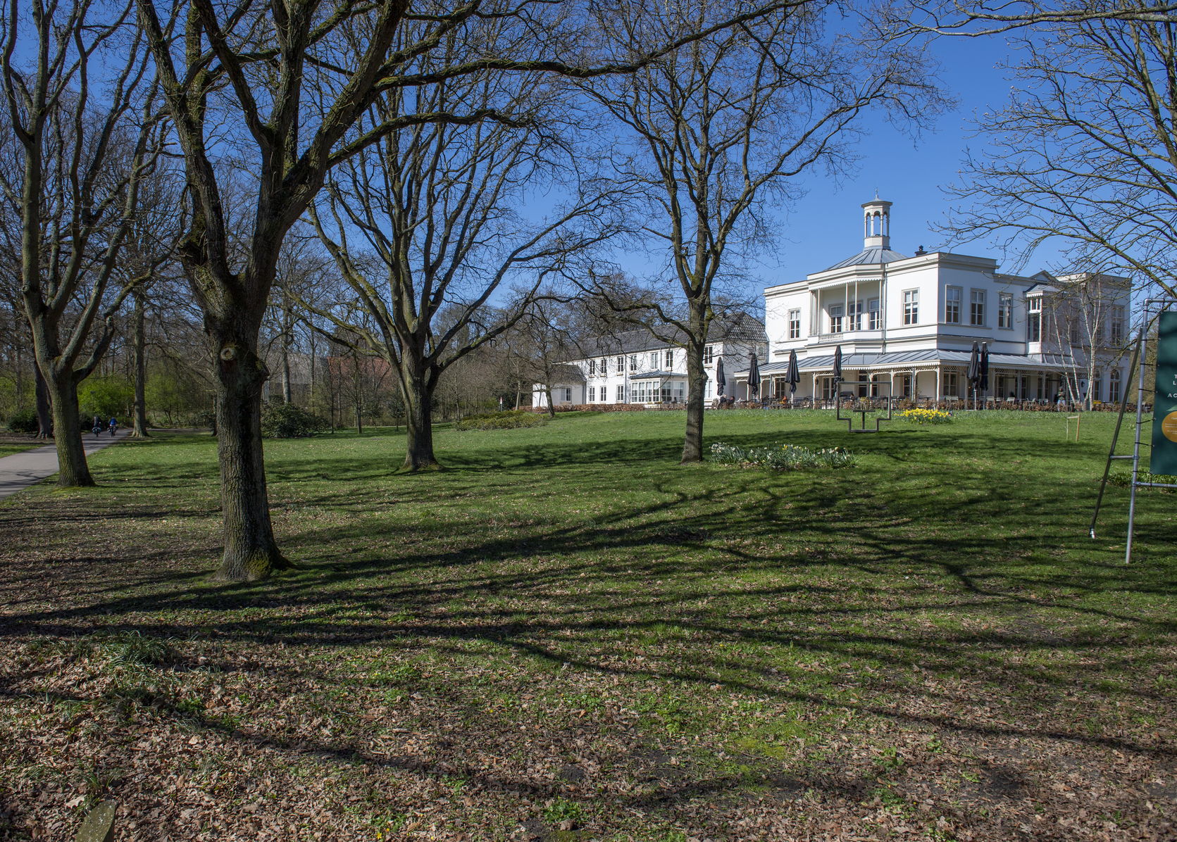 HTM wit gebouw in een park