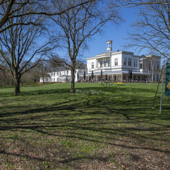 HTM wit gebouw in een park HTM wit gebouw in een park