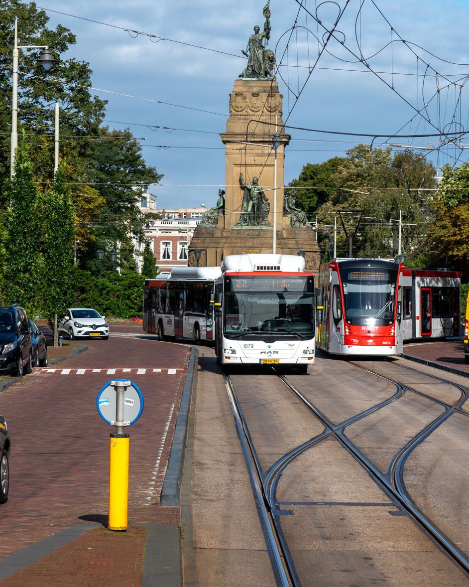 HTM Bus En Tram rijden langs Plein HTM Bus En Tram rijden langs Plein