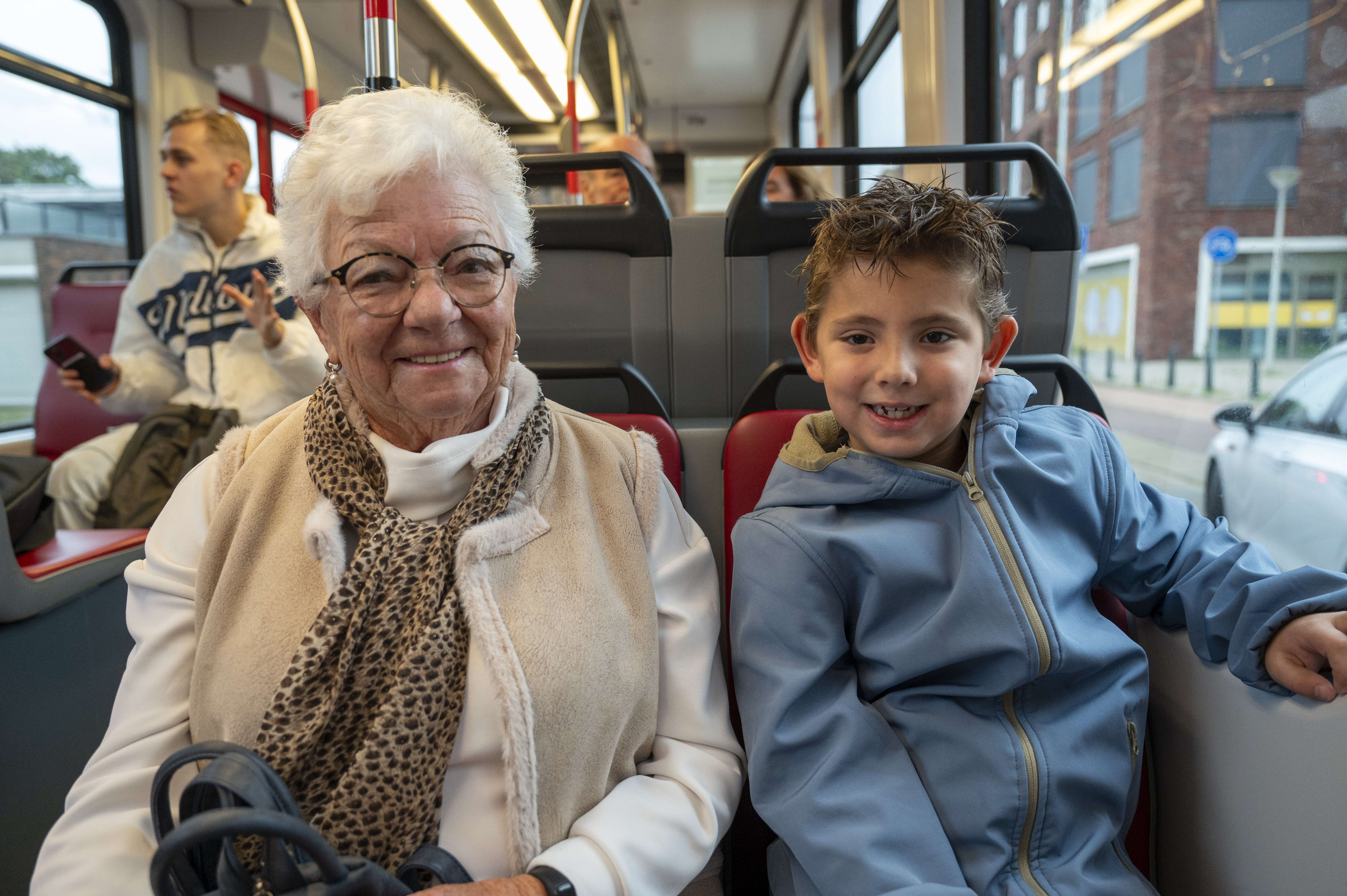 Oma met kind in de tram