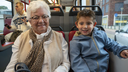 Oma met kind in de tram Oma met kind in de tram